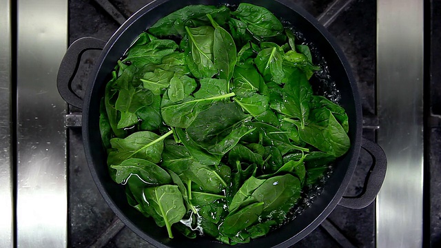 烹饪菠菜视频素材