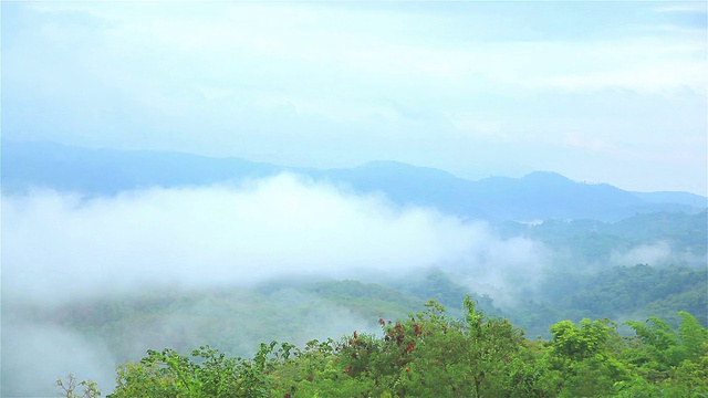 雨后云雾缭绕的山峰视频素材