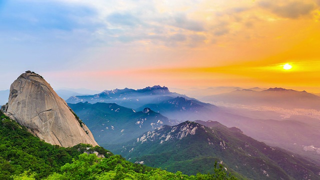 日出时的布汗山视频素材