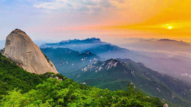 日出时的布汗山视频素材