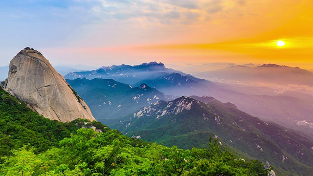 日出时的布汗山视频素材