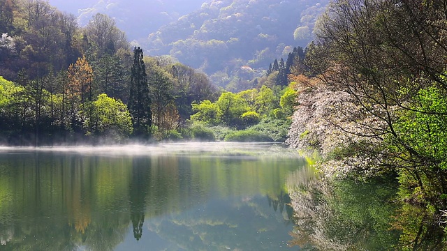 湿雾在色扬基湖(火星水库)上空移动视频素材