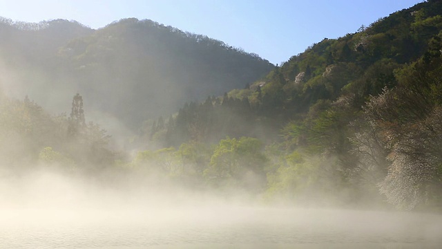 湿雾在色扬基湖(火星水库)上空移动视频素材