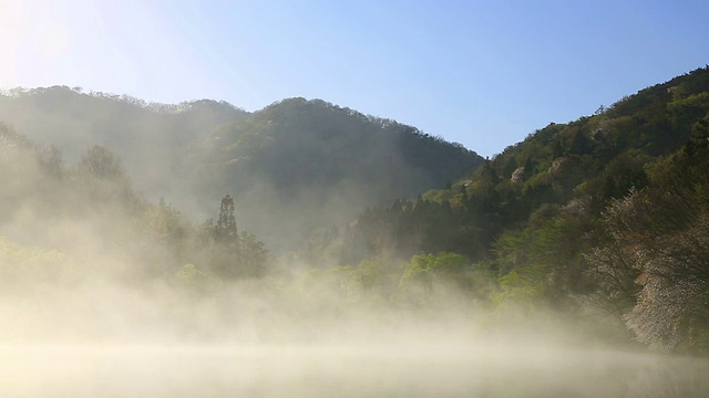 湿雾在色扬基湖(火星水库)上空移动视频素材