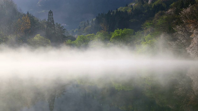 湿雾在色扬基湖(火星水库)上空移动视频素材