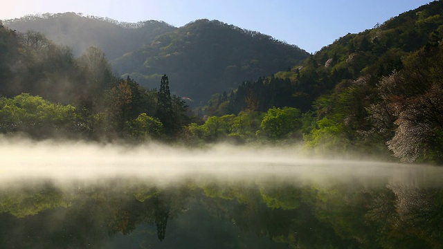 湿雾在色扬基湖(火星水库)上空移动视频素材