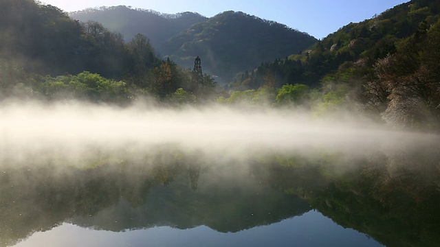 湿雾在色扬基湖(火星水库)上空移动视频素材