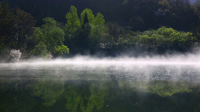 湿雾在色扬基湖(火星水库)上空移动视频素材