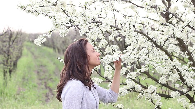 美丽的女人享受着大自然和新鲜的空气视频素材