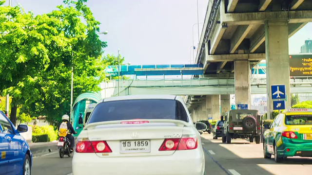 开一辆延时车。POV -观点视频素材