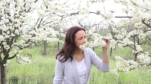 美丽的女人享受着大自然和新鲜的空气视频素材