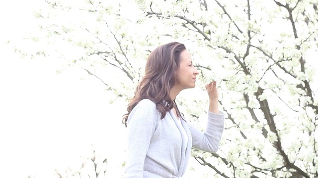 美丽的女人享受着大自然和新鲜的空气视频素材