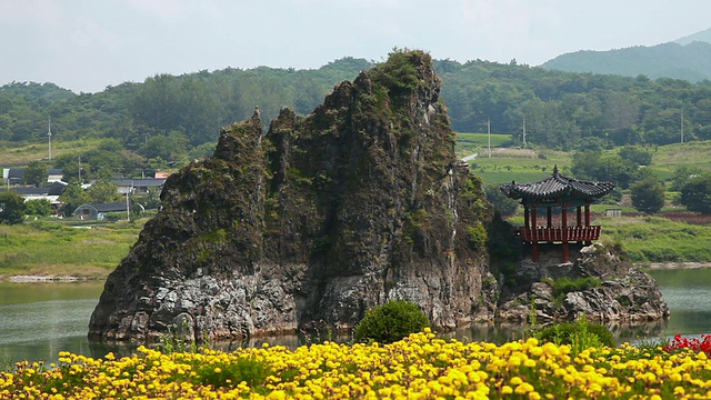 WS View of Dodamsambong山顶韩国传统建筑(Dodamsambong属于丹阳八景)和鲜花盛开/丹阳，忠清北道，韩国视频素材