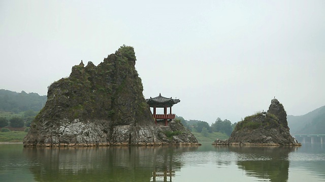 Dodamsambong山顶的韩国传统建筑/丹阳，忠清北道，韩国视频素材