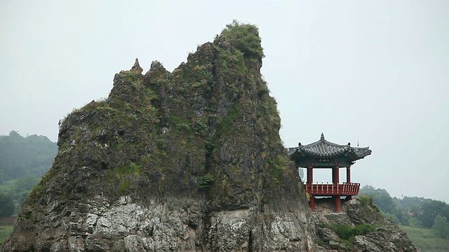 Dodamsambong山顶上的韩国传统建筑(露台)(Dodamsambong属于丹阳的八大美景)早上/丹阳忠清北道视频素材