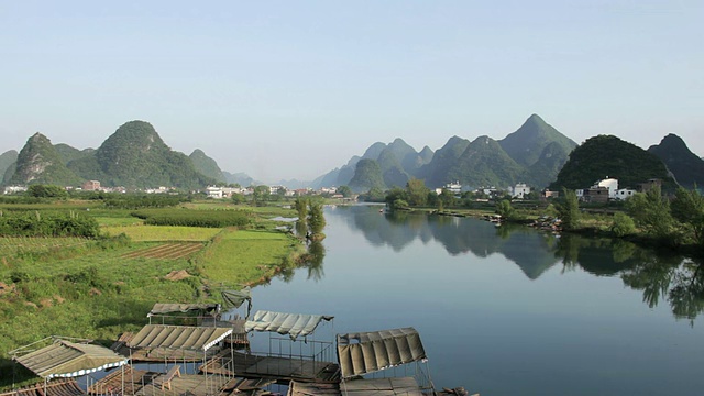 喀斯特山脉和河流的WS视图/靠近漓江，广西，中国视频素材