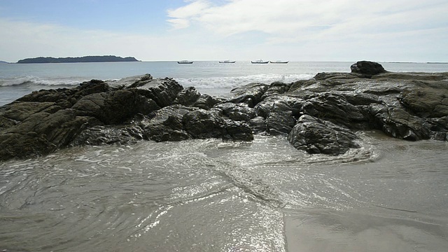 MS Shot of Waves hitting rocks of beach / Ngapali，若开邦，缅甸视频素材