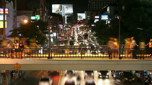 人群在Skywalk散步视频素材