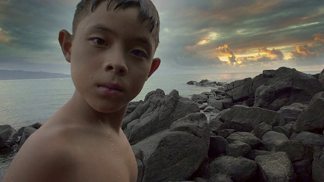 海滩上男孩的特写视频素材