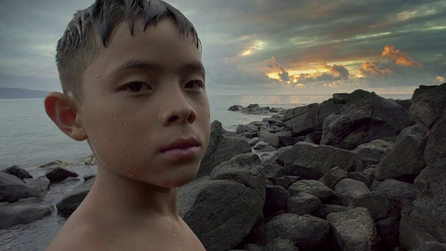 海滩上的小男孩的特写视频下载