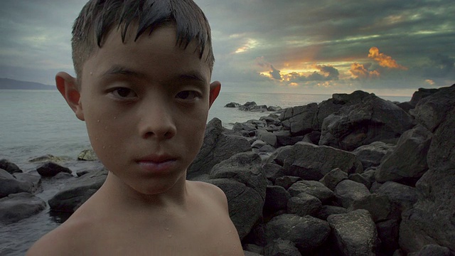 《海滩特写》里的男孩视频下载