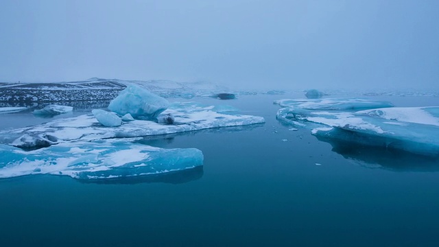 黎明时分，爱尔兰Jokulsarlon湖上移动的漂浮冰川视频素材