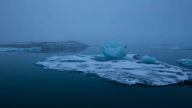 清晨，爱尔兰Jokulsarlon湖和桥上移动的漂浮冰川视频素材