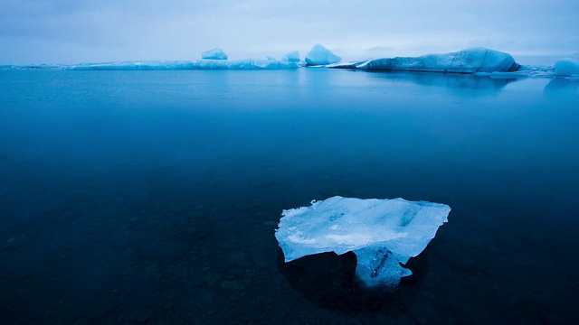 黎明时分Jokulsarlon湖上漂浮的冰川/爱尔兰视频素材