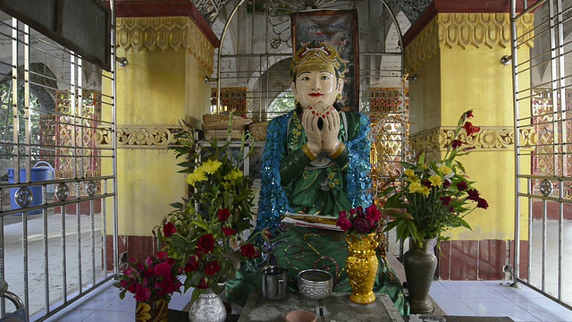 曼德勒山寺庙祭坛上的神图/曼德勒，曼德勒省，缅甸视频素材