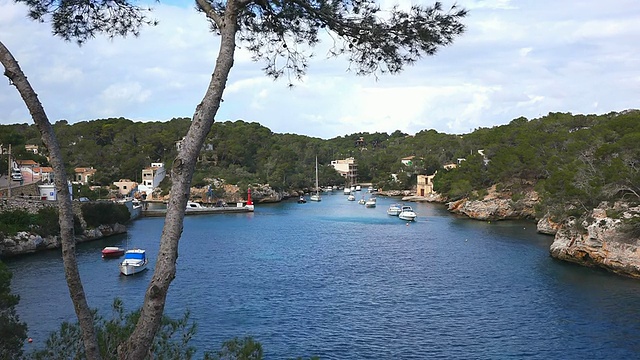 这是西班牙巴利阿里群岛的马略卡岛(Cala Figuera Mallorca)上的小船视频素材