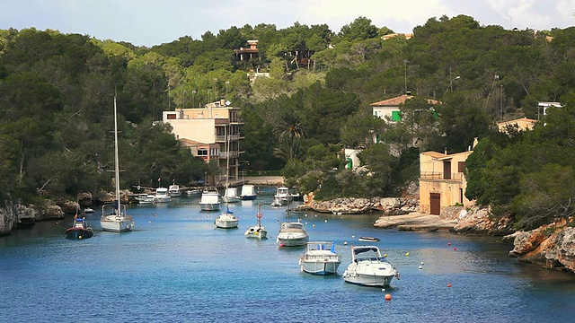 这是西班牙巴利阿里群岛的马略卡岛(Cala Figuera Mallorca)上的小船视频素材