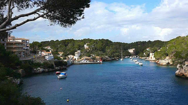 这是西班牙巴利阿里群岛的马略卡岛(Cala Figuera Mallorca)上的小船视频素材