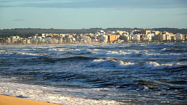 西班牙巴利阿里群岛，马略卡岛，S'Arenal，海浪向海滩翻滚视频素材