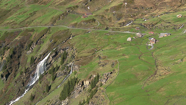 WS HA拍摄于风景和瀑布/ Grindelwald，伯恩斯高地，瑞士视频素材