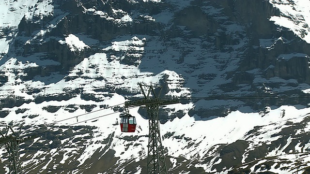 MS Shot of Eiger and索道/ Mannlichen, Bernese Oberland，瑞士视频素材