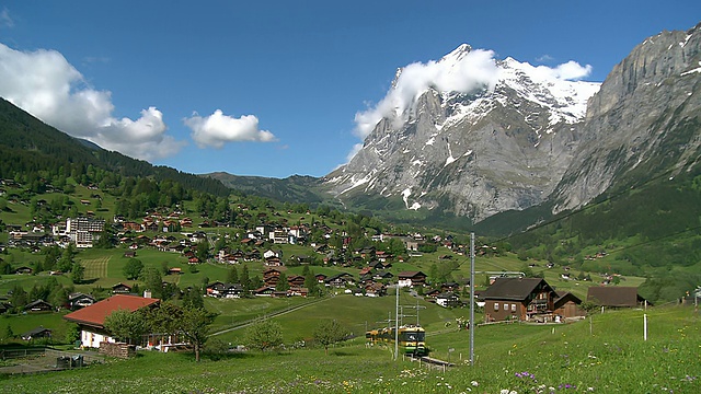 瑞士伯恩斯高地Wetterhorn山和翁格纳尔普铁路经过格林德沃村视频素材