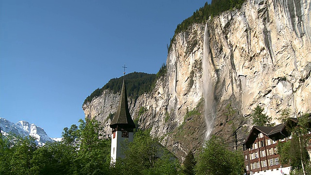 WS Staubbach瀑布和教堂/ Lauterbrunnen，伯尔尼斯高地，瑞士视频素材