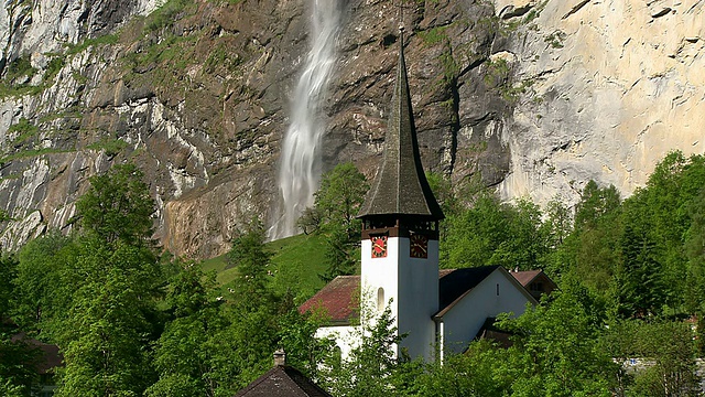 MS TD拍摄Staubbach瀑布和教堂/ Lauterbrunnen, Bernese Oberland，瑞士视频素材