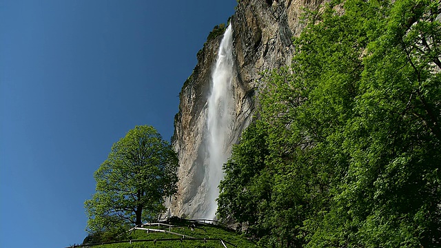 MS LA Staubbach瀑布对着蓝天/ Lauterbrunnen，伯尔尼斯高地，瑞士视频素材