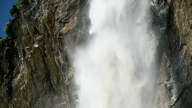 MS Staubbach瀑布附近的村庄/ Lauterbrunnen, Bernese Oberland，瑞士视频素材