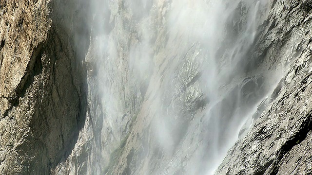 MS Staubbach瀑布附近的村庄/ Lauterbrunnen, Bernese Oberland，瑞士视频素材