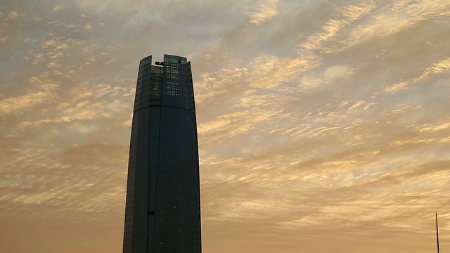 Costanera Torre Gran圣地亚哥，智利圣地亚哥的近景视频素材