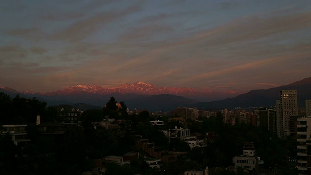 智利的圣地亚哥和安第斯山脉上的夕阳视频素材