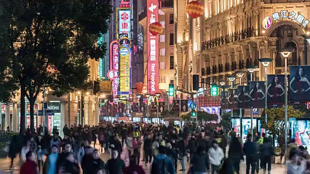 中国上海南京路的夜晚，购物者熙熙攘攘视频素材