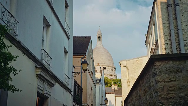 蒙马特狭窄街道的跟踪拍摄，Sacré-Coeur Basilica在背景视频素材