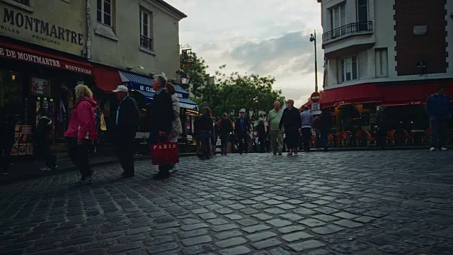 跟踪拍摄的典型的蒙马特街道附近的广场，礼品店和餐馆，游客走过视频素材