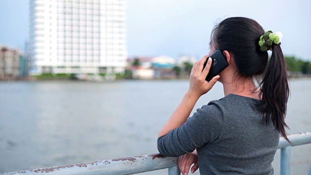 打电话的女人视频素材