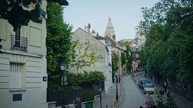 典型的蒙马特街道的跟踪拍摄，Sacré-Coeur Basilica在背景视频素材