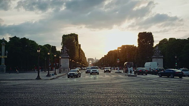 日落时Champs-Elysées大街的跟踪镜头视频素材