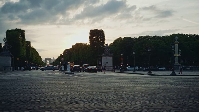 日落时Champs-Elysées大街的跟踪镜头视频素材